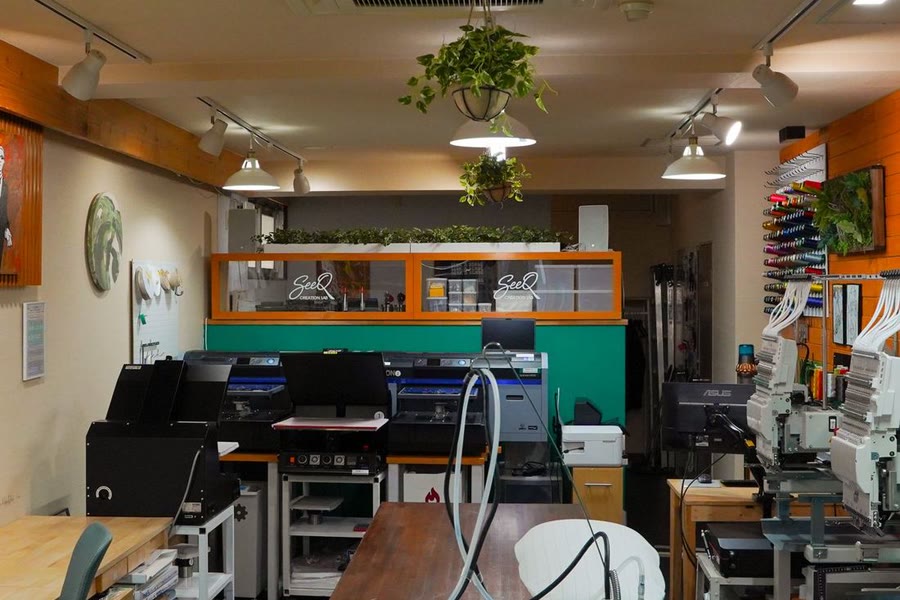 京都の工房(SeeQ Creationlab)の作業の机がある部屋